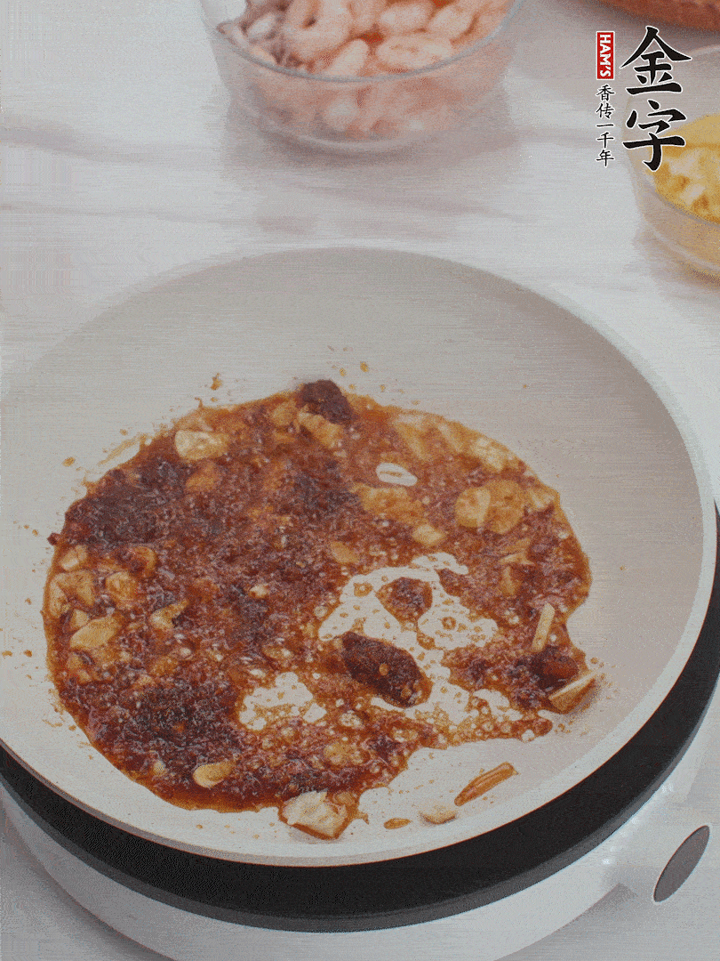 冷鍋熱油，1大勺金字火腿XO醬、蒜末炒香，倒粉絲一起炒。