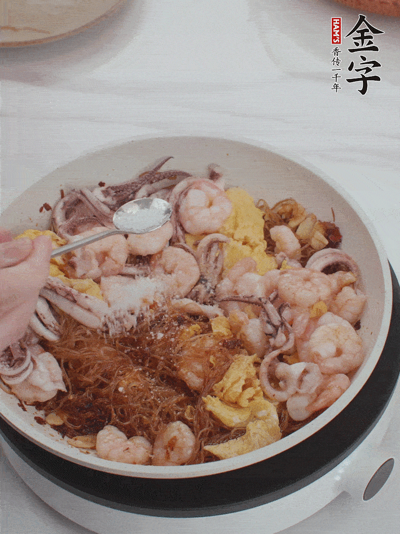 加雞蛋，蝦仁，魷魚(yú)混合。
