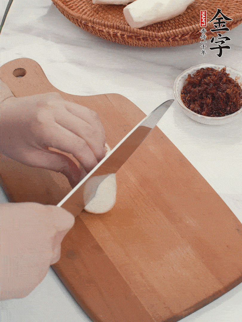茭白剝殼，洗凈后切滾刀塊。