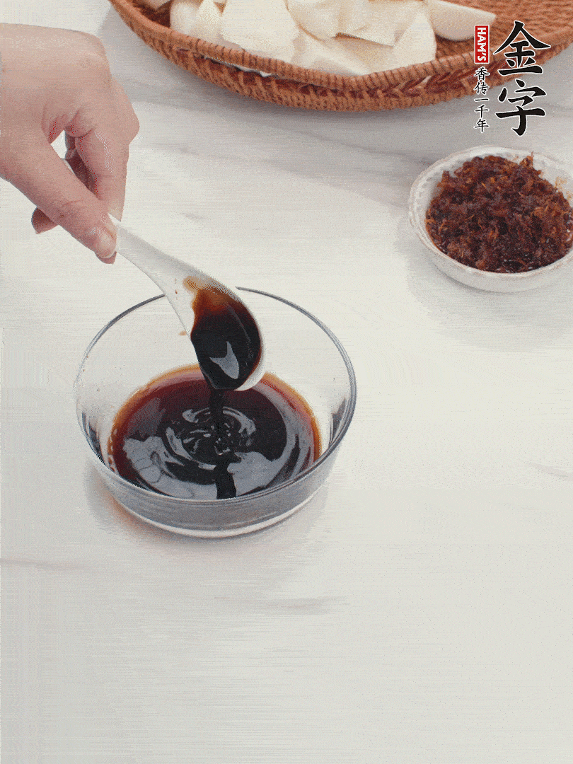 將生抽、老抽、黃酒和白砂糖在小碗里調(diào)成味汁。
