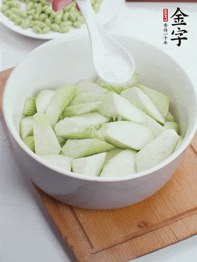 水中加1勺鹽浸泡，防止變黑。
