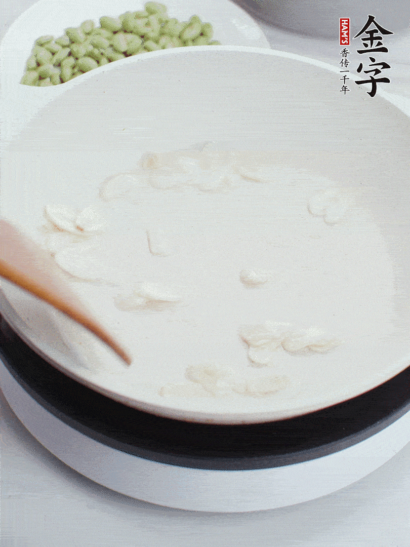 金字淡咸肉煮15分鐘，撈出切片。油5成熱時，蒜末、咸肉爆香。
