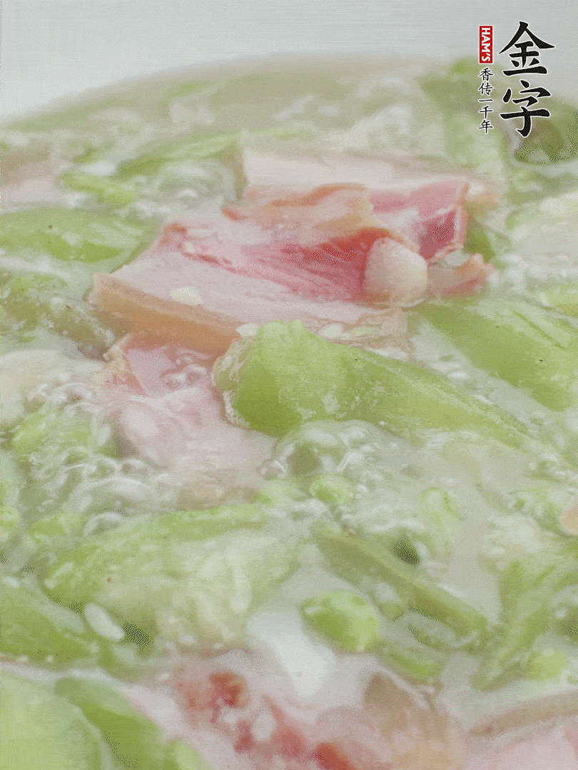 加一點熱水、白胡椒粉、雞精翻炒1分鐘。