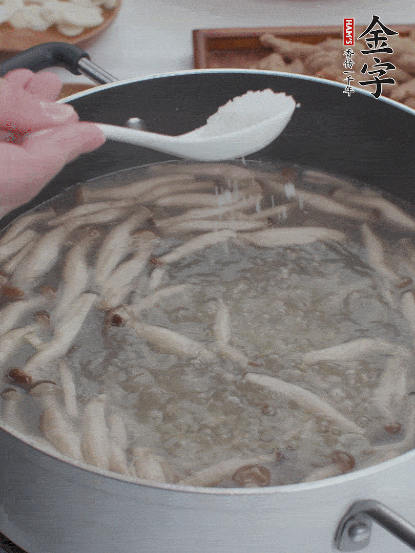 1勺鹽、一點(diǎn)胡椒粉調(diào)味。