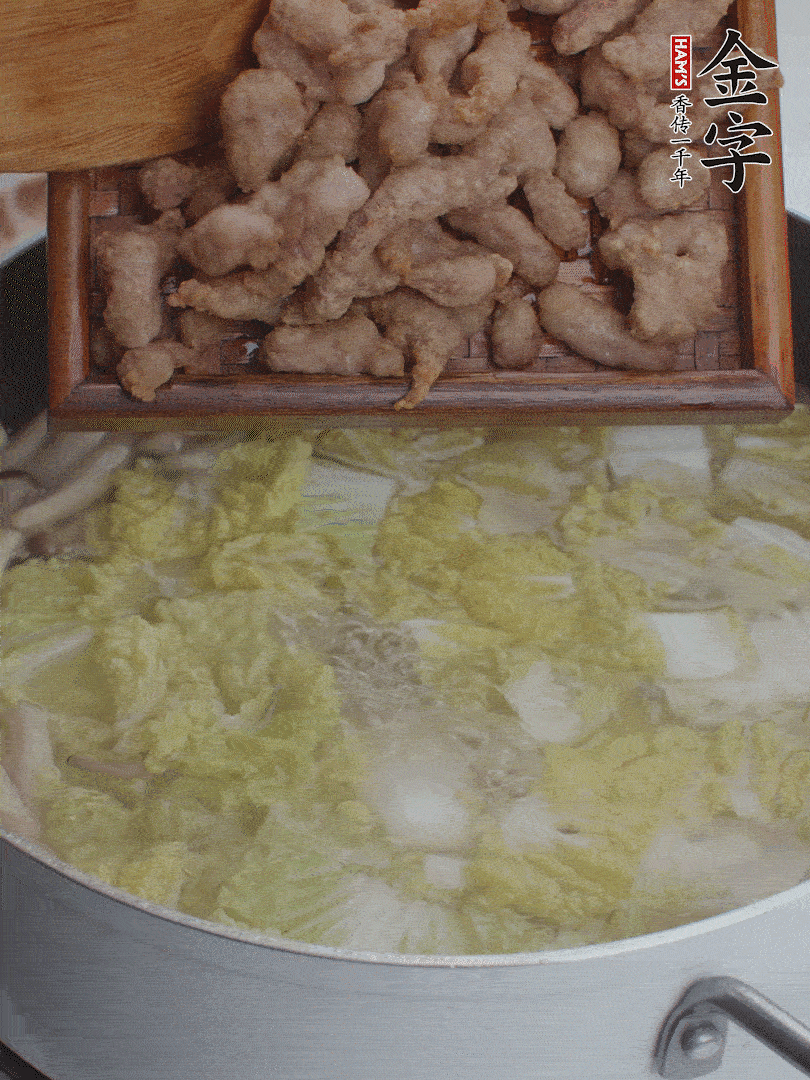 水開后煮10分鐘，下娃娃菜、小酥肉煮3分鐘。