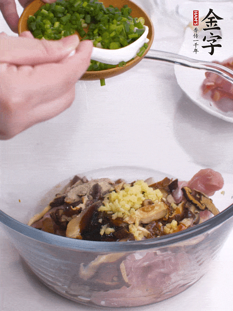 雞肉、香菇混合，加清水1/3杯、料酒1勺、蠔油1勺、鹽1勺、糖1/4勺、白胡椒1/4勺、食用油1勺、香油1/4勺、姜末、蔥花，攪拌均勻腌制2小時(shí)。