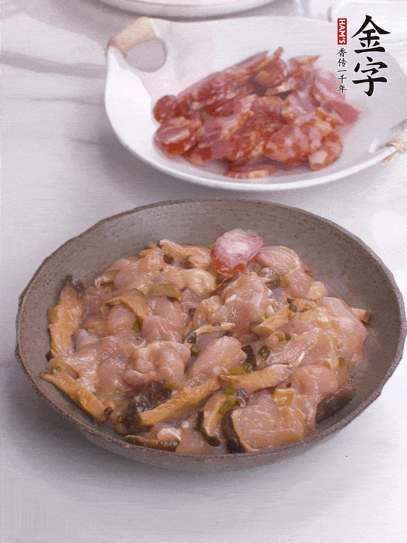 腌制后，雞肉中加淀粉1勺，頂部碼上香腸片。