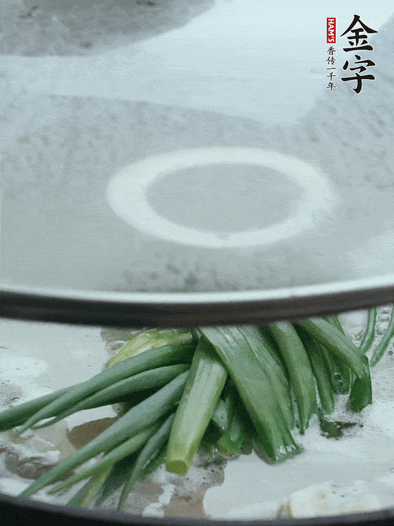 加蔥結(jié)去腥，大火開后中火燒20分鐘。