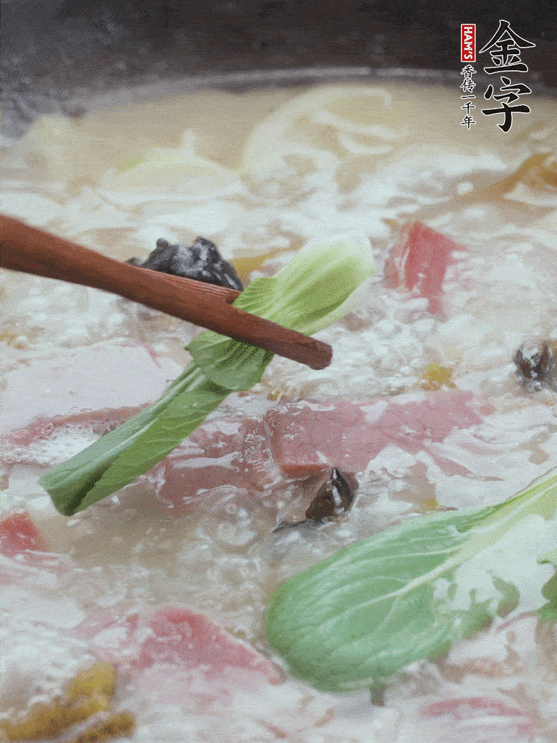 撈出蔥結(jié)，小菜心點綴。