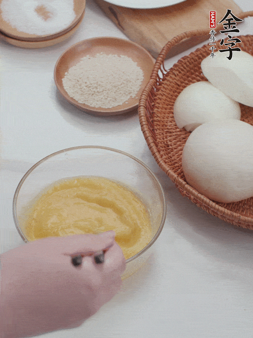 2個(gè)雞蛋加入1小勺鹽、1/2小勺胡椒粉打散。
