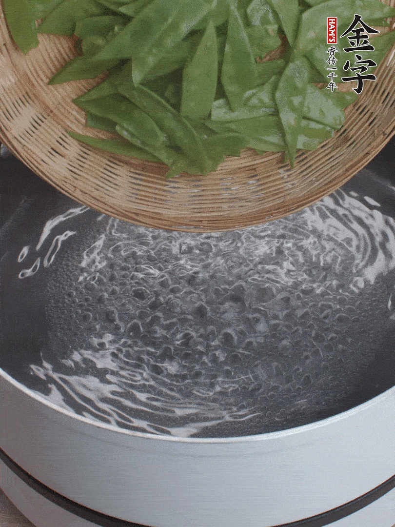 甜豆莢撕掉老筋，斜切兩半，焯水1分鐘。
