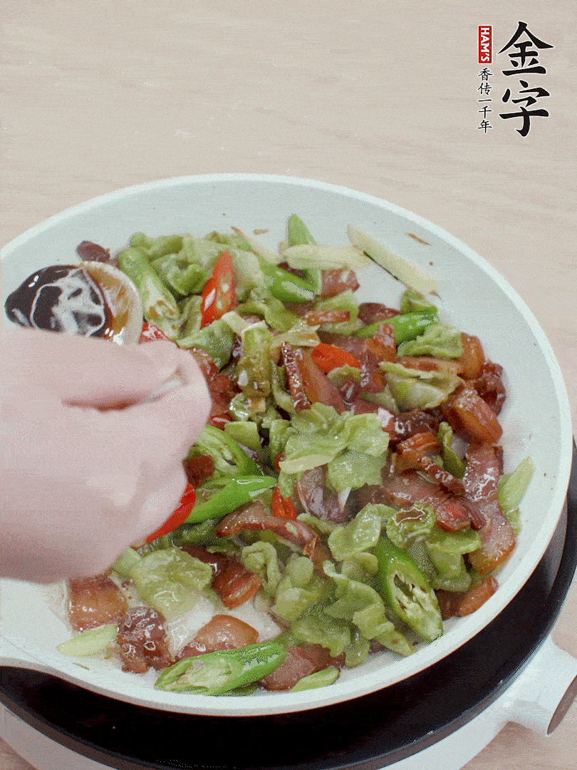 2勺生抽調(diào)味，最后撒蒜葉。