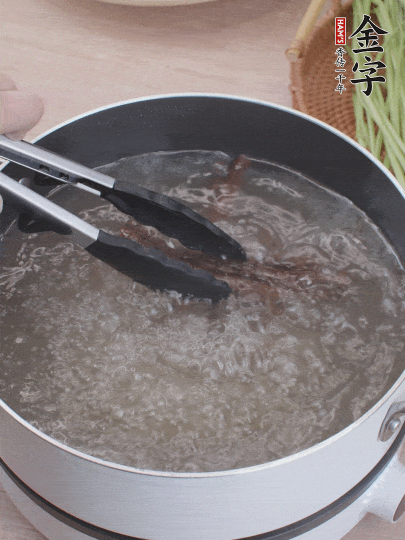 金字醬油肉下鍋煮10分鐘，切薄片。