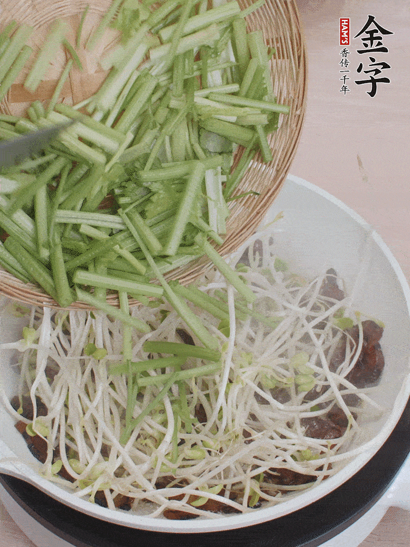 下豆芽、香芹翻炒均勻。