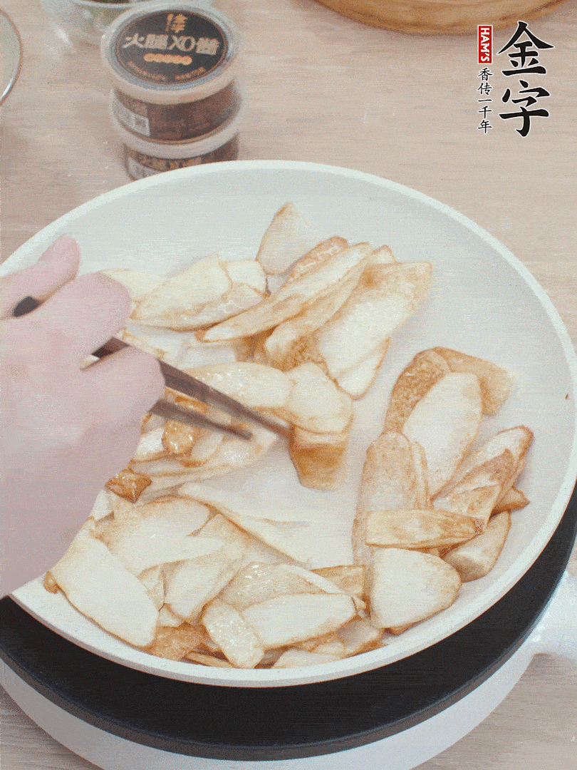 鍋中熱油，山藥煎至兩面金黃。