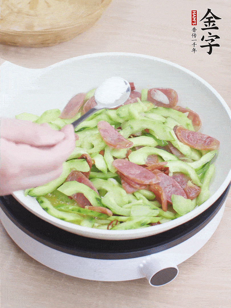 淋點開水，半勺白糖、1勺生抽調(diào)味。