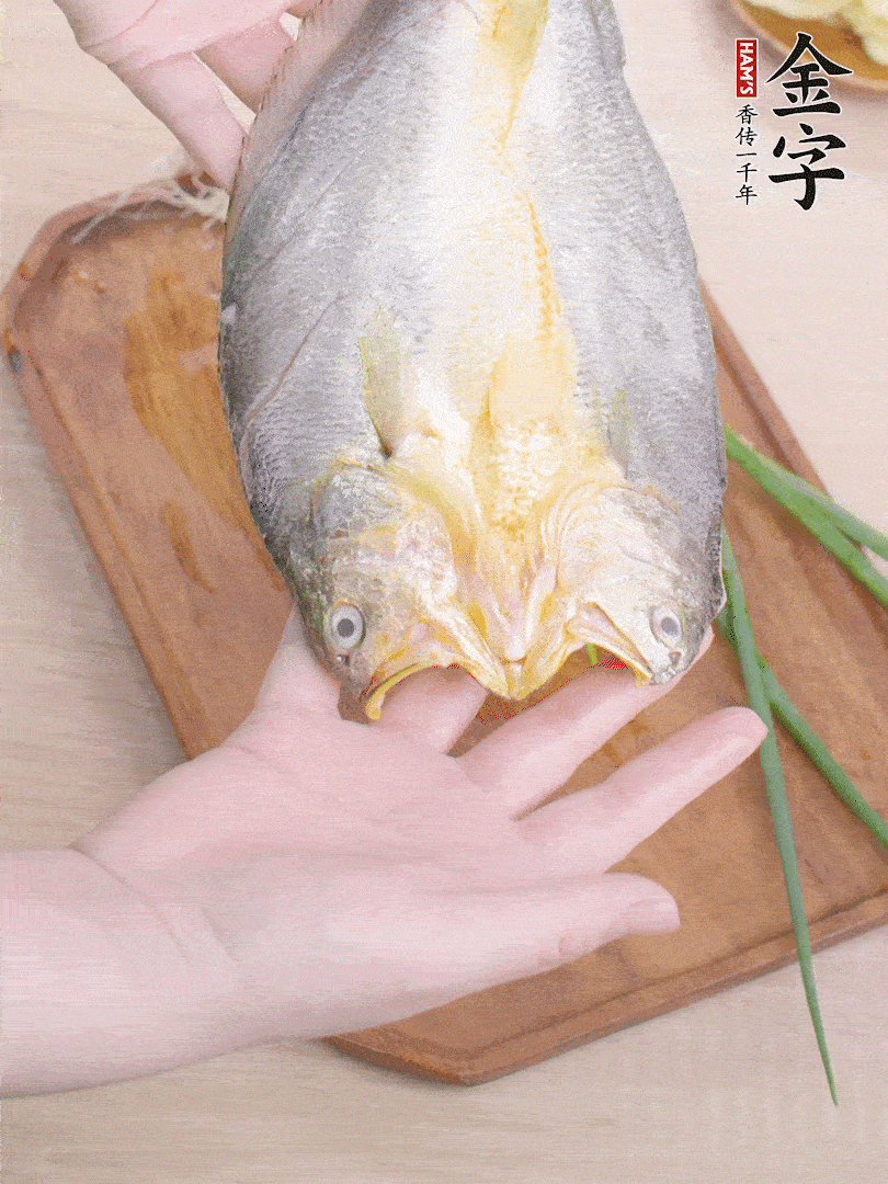 黃魚背部開刀，洗凈切花刀。適量鹽涂抹魚身兩面。