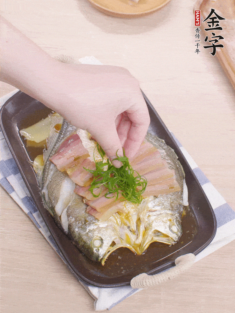 取出姜蔥，淋2勺蒸魚豉油，擺蔥絲。