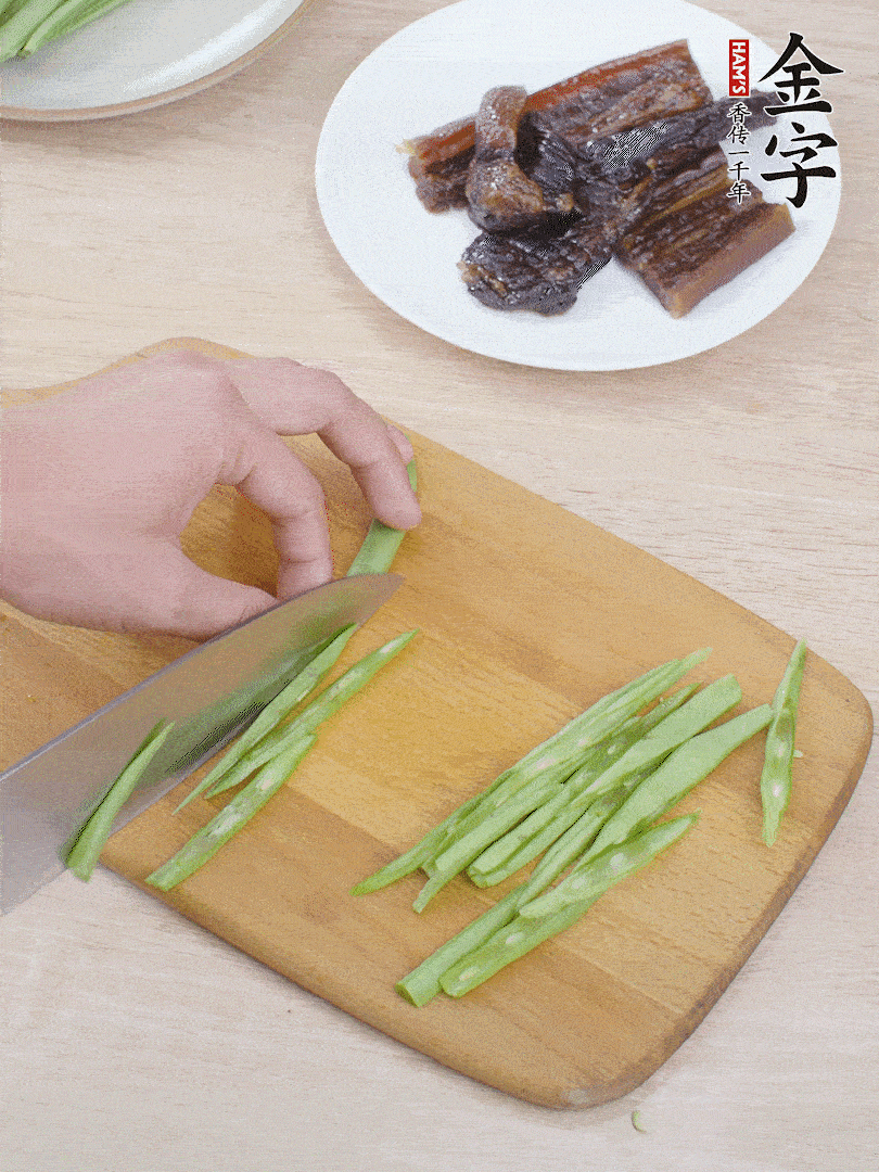 四季豆切絲。