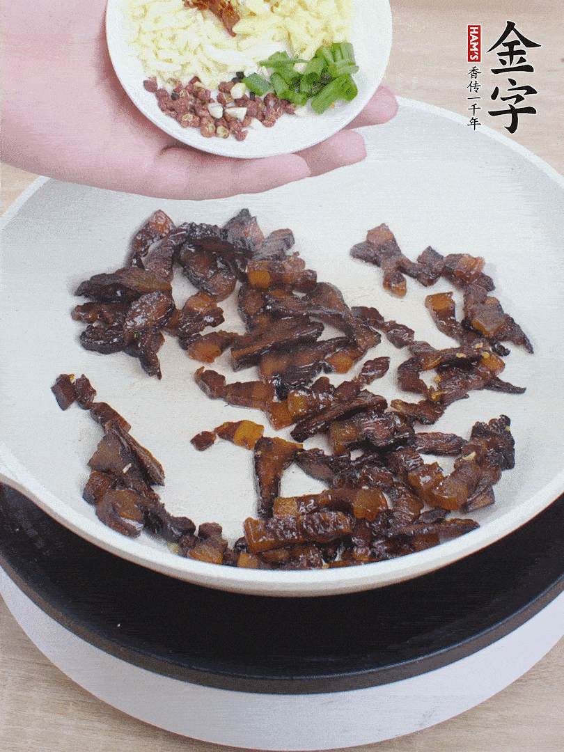 下蔥姜蒜、干辣椒、花椒粒炒香。