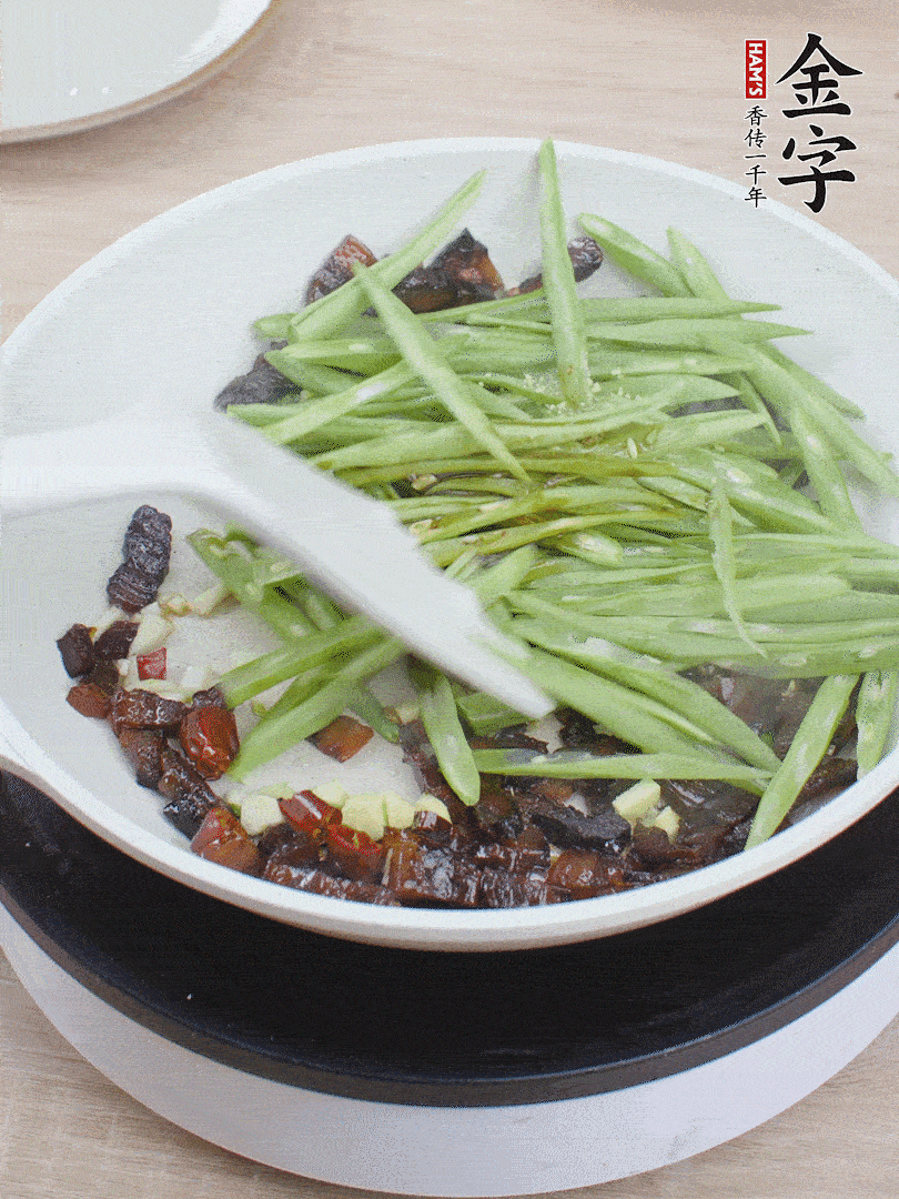 下豆角，生抽、雞精調(diào)味，炒到斷生。
