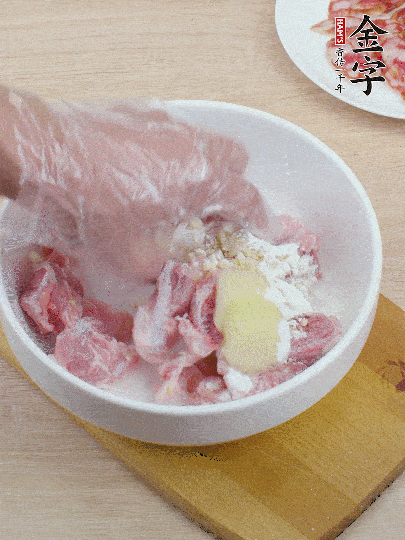洗凈的小排，加鹽、姜、蒜末、淀粉、胡椒粉抓勻，腌制15分鐘。