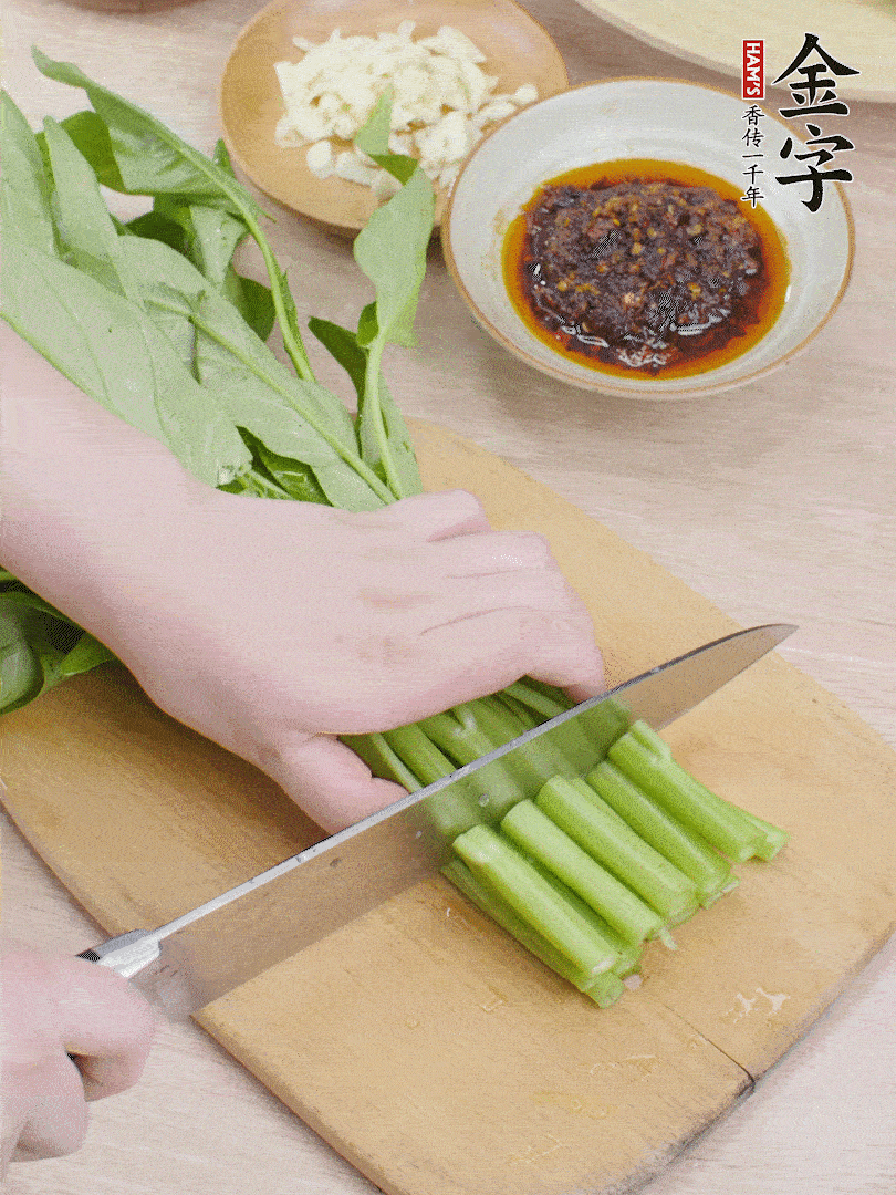 空心菜切段，大蒜拍碎切末。