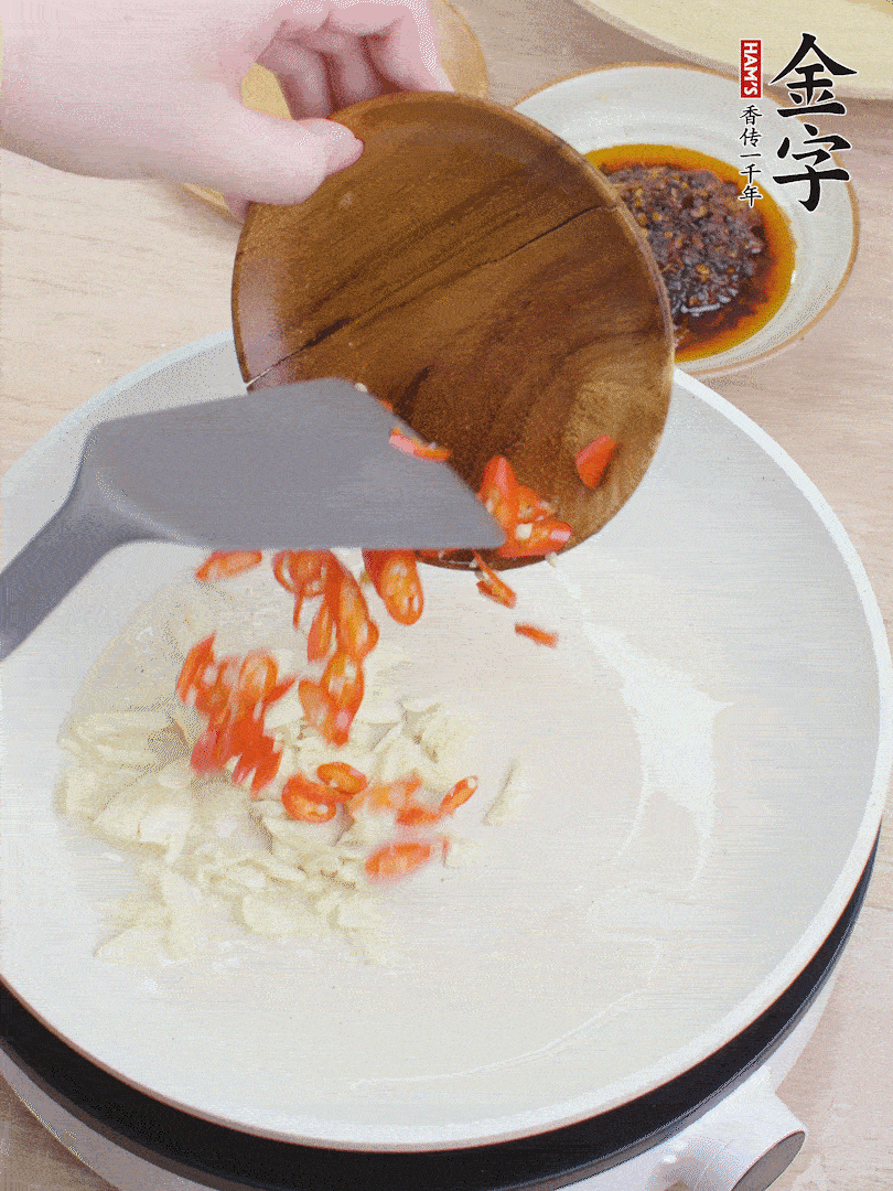 油熱煸香蒜末、辣椒。