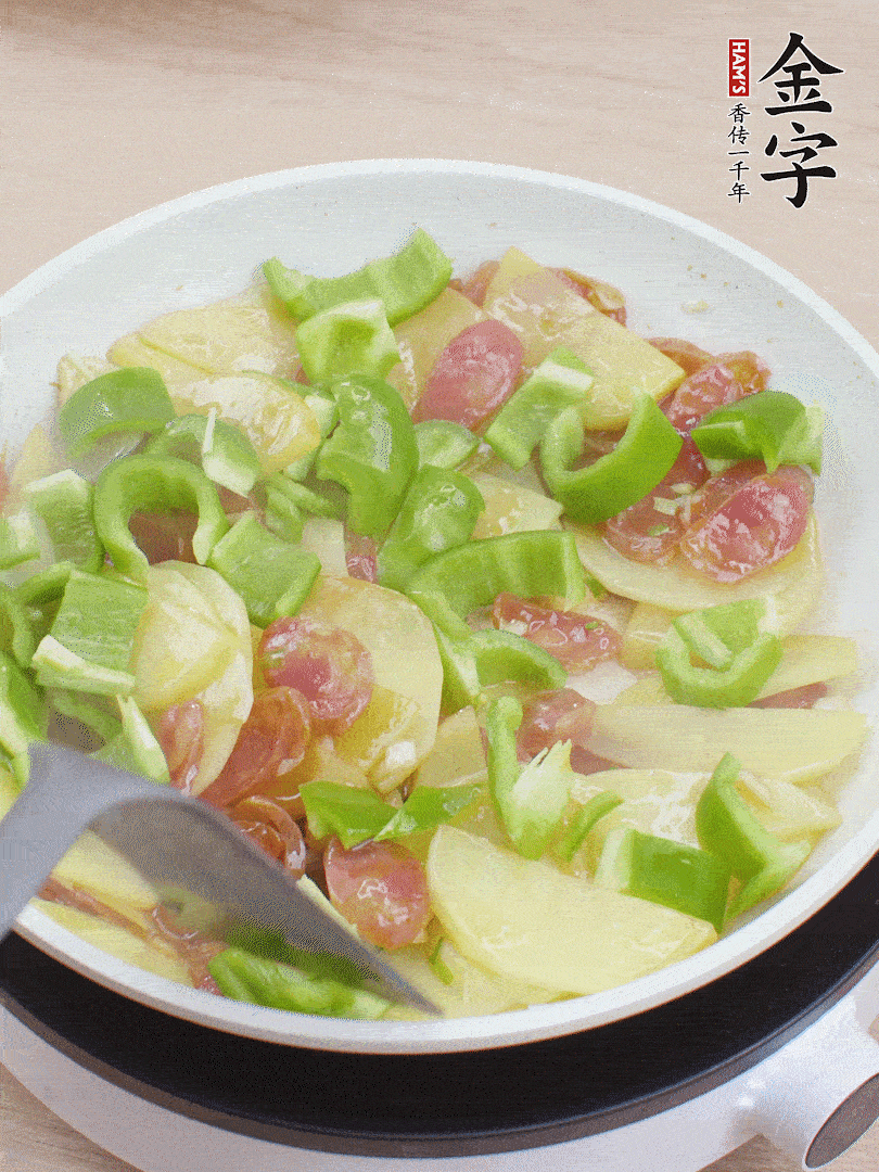 下辣椒翻炒1分鐘。