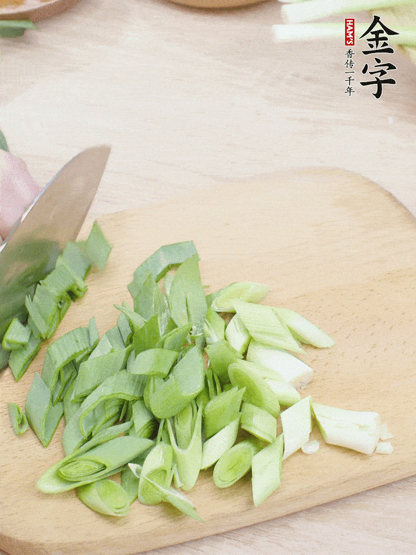 青蒜切段。（蒜白可以拍一下，再斜著切）