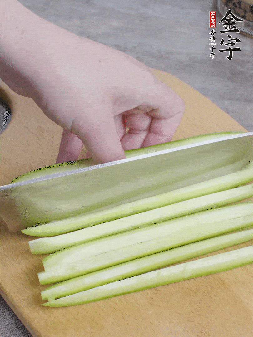 西葫蘆對半切，去瓤切條。