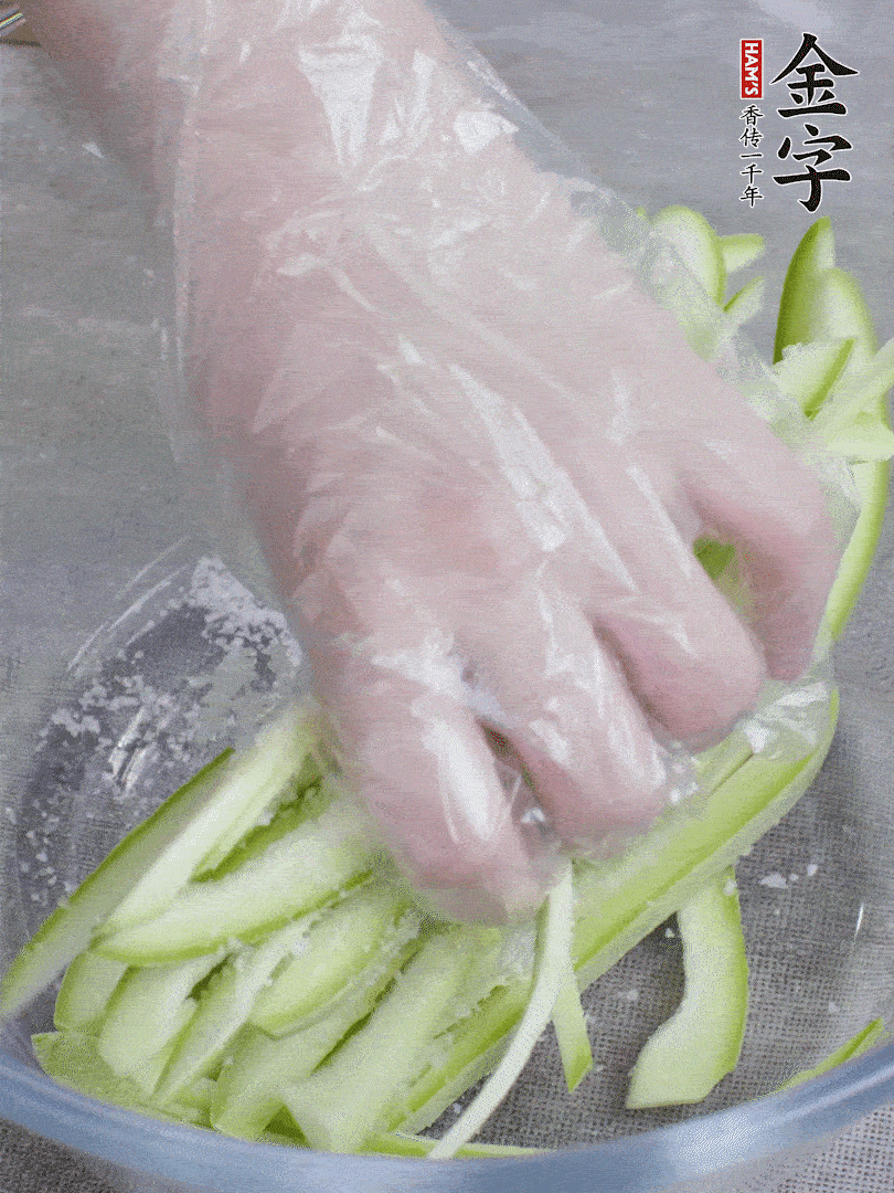 加鹽腌制15分鐘，清洗后擠干水份。