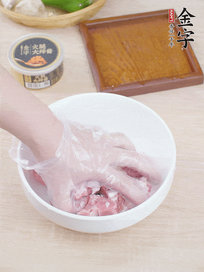 豬小排，加1勺料酒、1勺蠔油、1/3勺白胡椒粉、淀粉，抓拌均勻腌漬30分鐘。青椒去蒂去籽切塊。洋蔥去皮切塊。