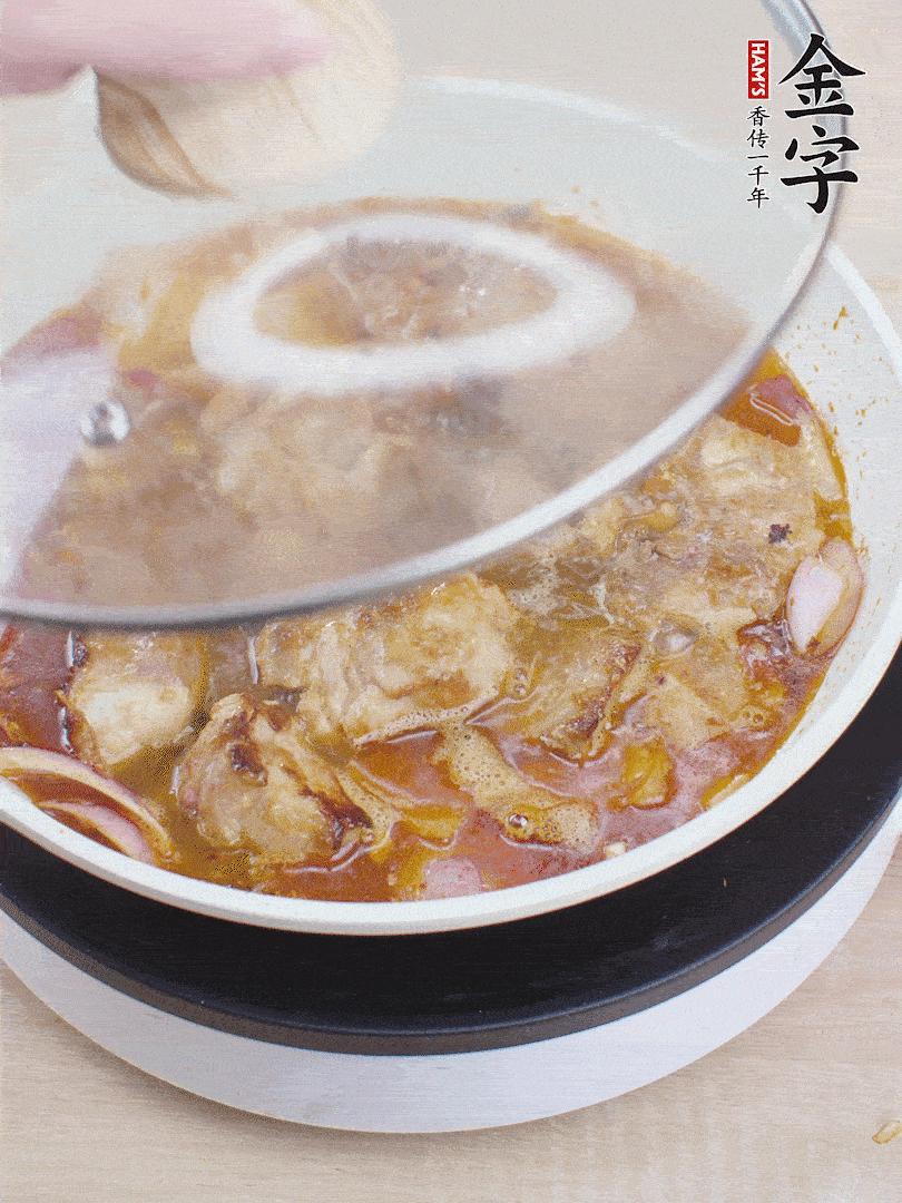 下小排翻炒，加1勺生抽、1點白砂糖和少許水燜2分鐘。