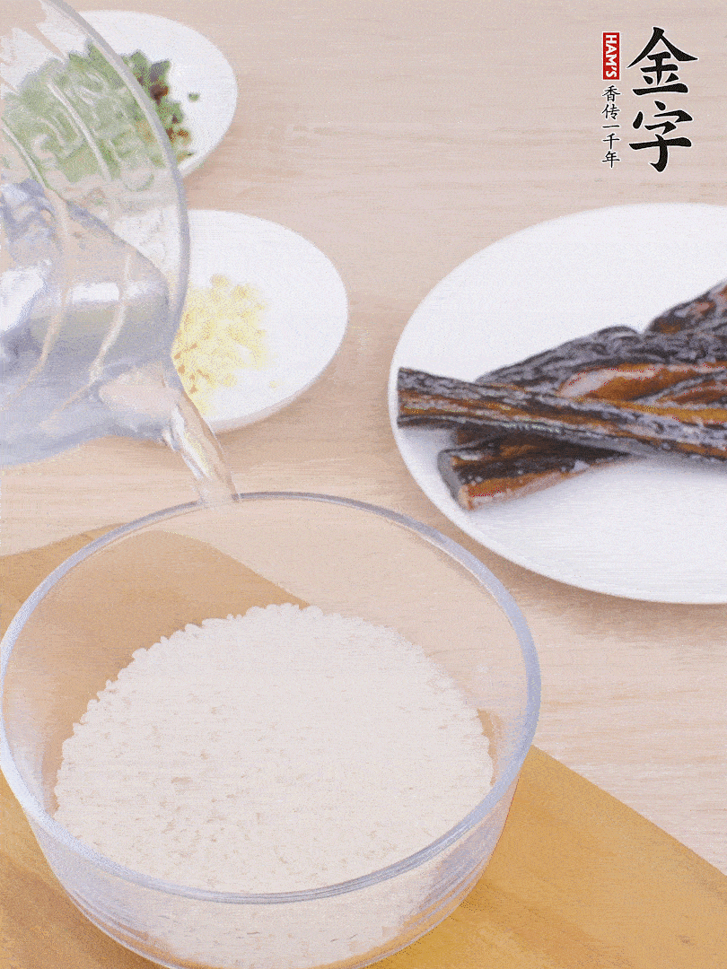 大米提前用清水浸泡1小時。