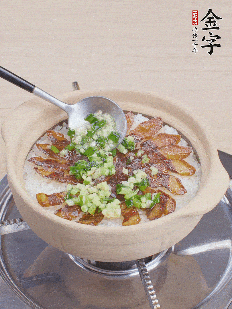 倒蔥姜醬再燜1分鐘。（也可以淋點生抽）