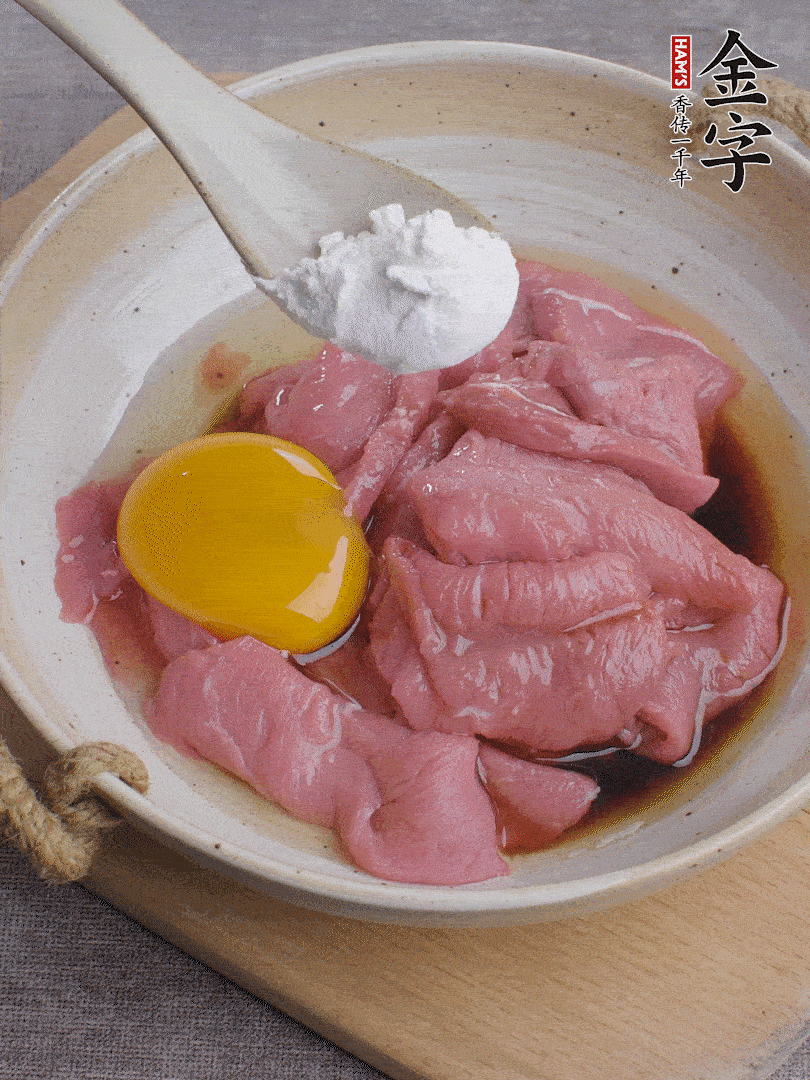 牛肉切片，雞蛋1個(gè)、水2勺、料酒1/2勺、生抽1/2勺、生粉1勺腌15分鐘。