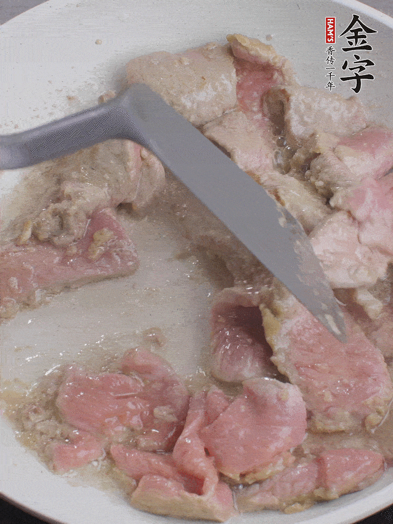 鍋中少油，下牛肉炒至變色。（盛出來）