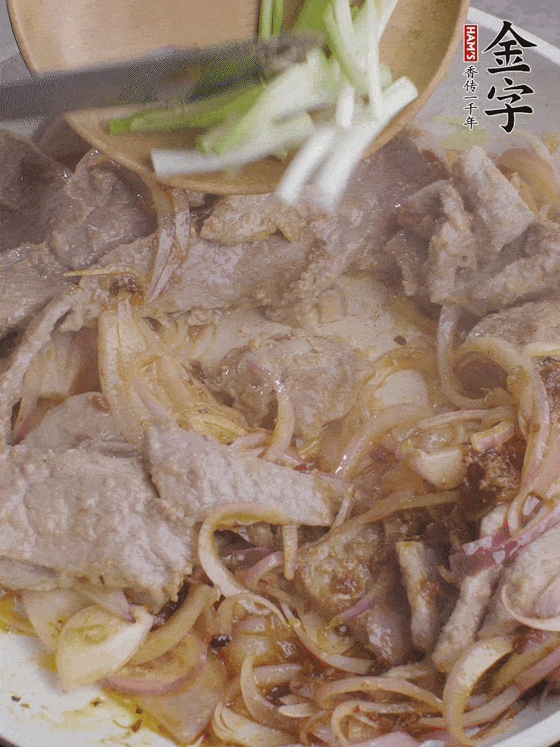 下牛肉、蔥段快炒。