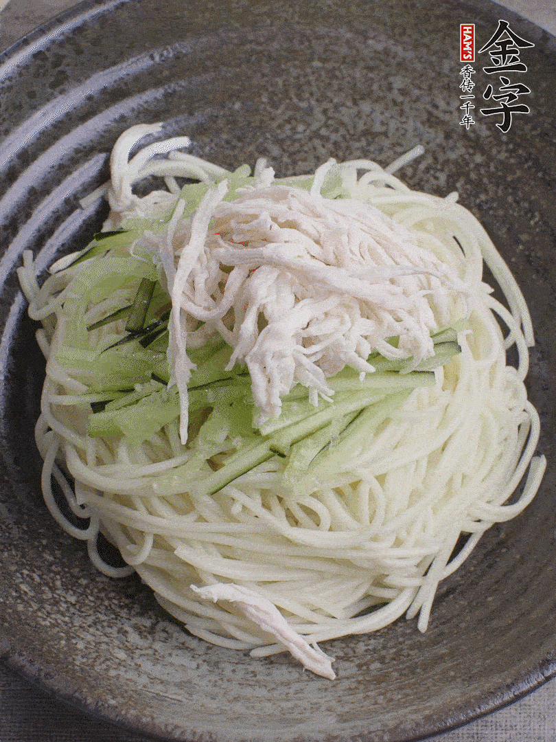 堿水面（熟）倒入大碗中，鋪上黃瓜絲、雞絲。