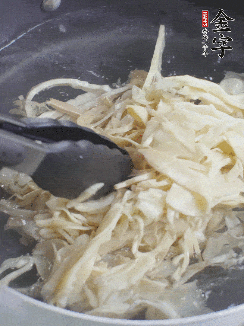 糯米筍焯水1分鐘，過涼水，擠干水份。