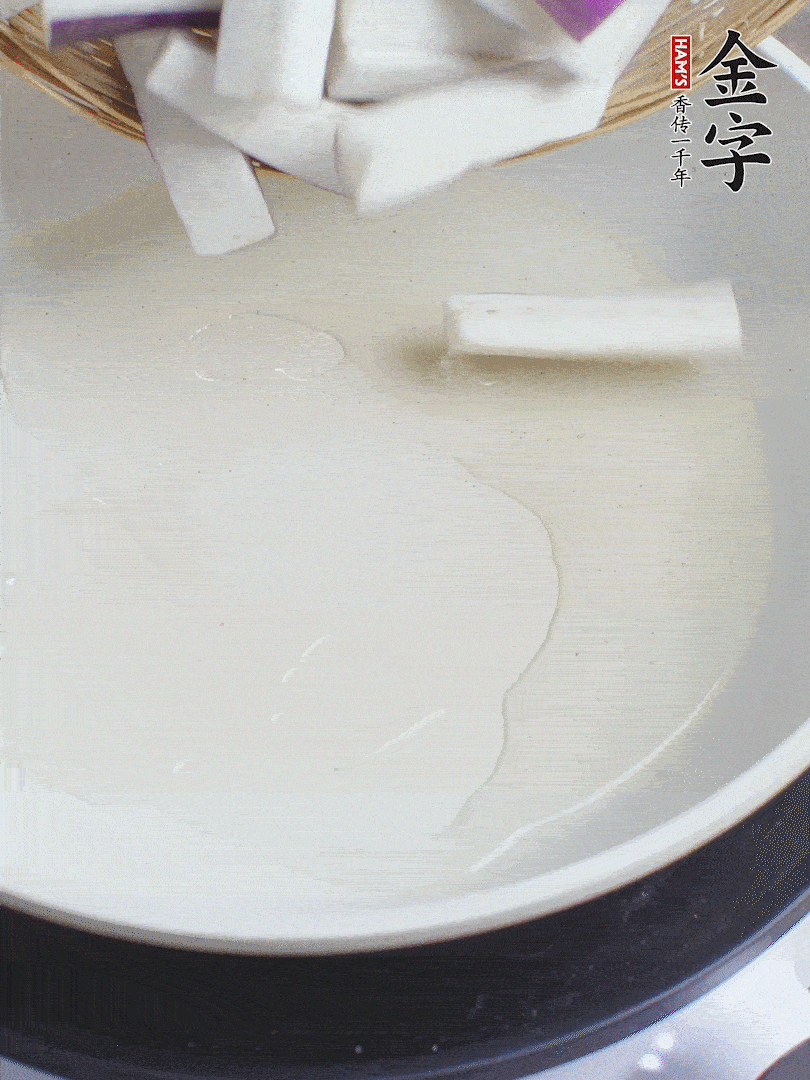 杭茄洗凈去蒂，縱向剖成4份，切成長(zhǎng)10cm左右的段。白洋蔥切絲?？谀⑾磧羧サ舯?。紅椒切菱形片。
