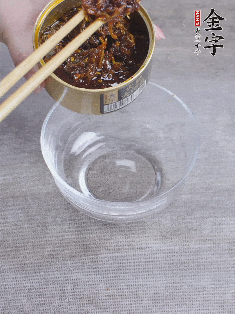 金字火腿大師醬2勺、醬油1勺、白砂糖1/2勺調(diào)勻。