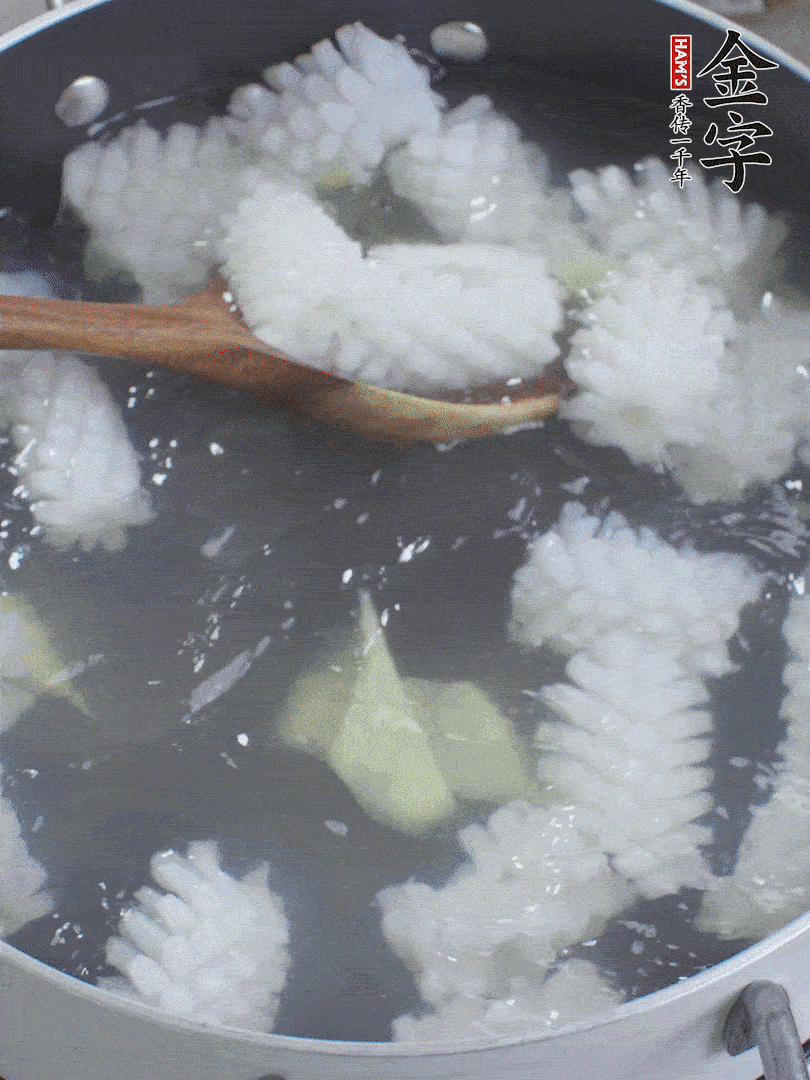 魷魚解凍后，加姜片、料酒汆燙30秒。