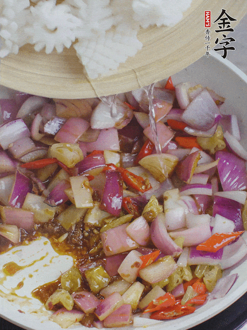 下魷魚花，2勺料酒炒勻。