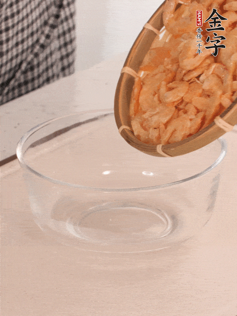 海米提前用溫水浸泡一會。