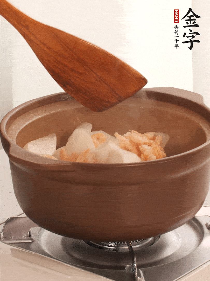放白蘿卜、海米煸炒1-2分鐘，白蘿卜一定要先炒過再燉湯，香味更足。