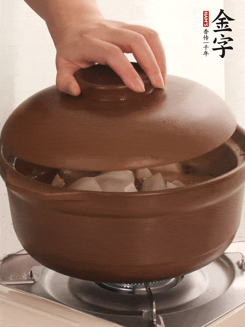 倒沒過食材的熱水，大火燒開。蓋上蓋子轉中小火，燉15-20分鐘。等蘿卜煮到喜歡的軟爛度就可以關火。