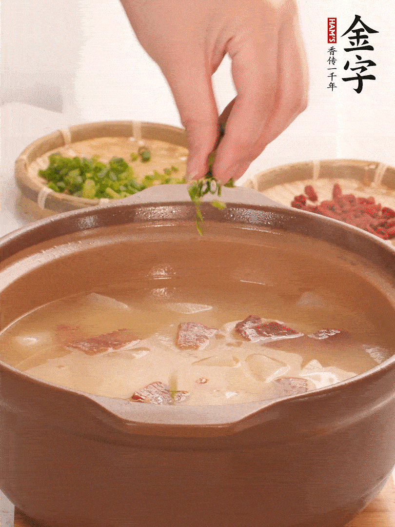 最后點綴點小蔥花、枸杞，增色提味。