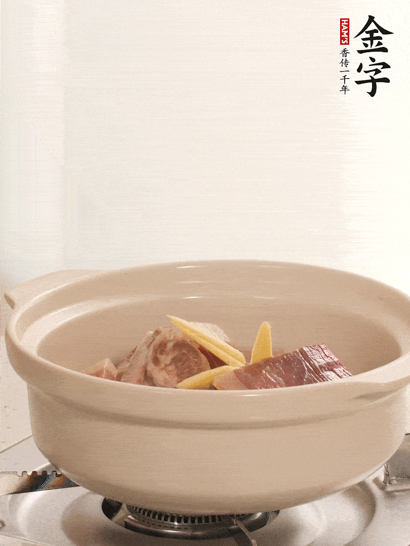 湯鍋放入排骨、火腿、姜，加適量水。煮開(kāi)后轉(zhuǎn)小火燉40分鐘。